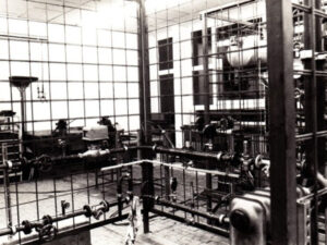 historisches Foto von erster Gebäudehalle mit Heiztechnik