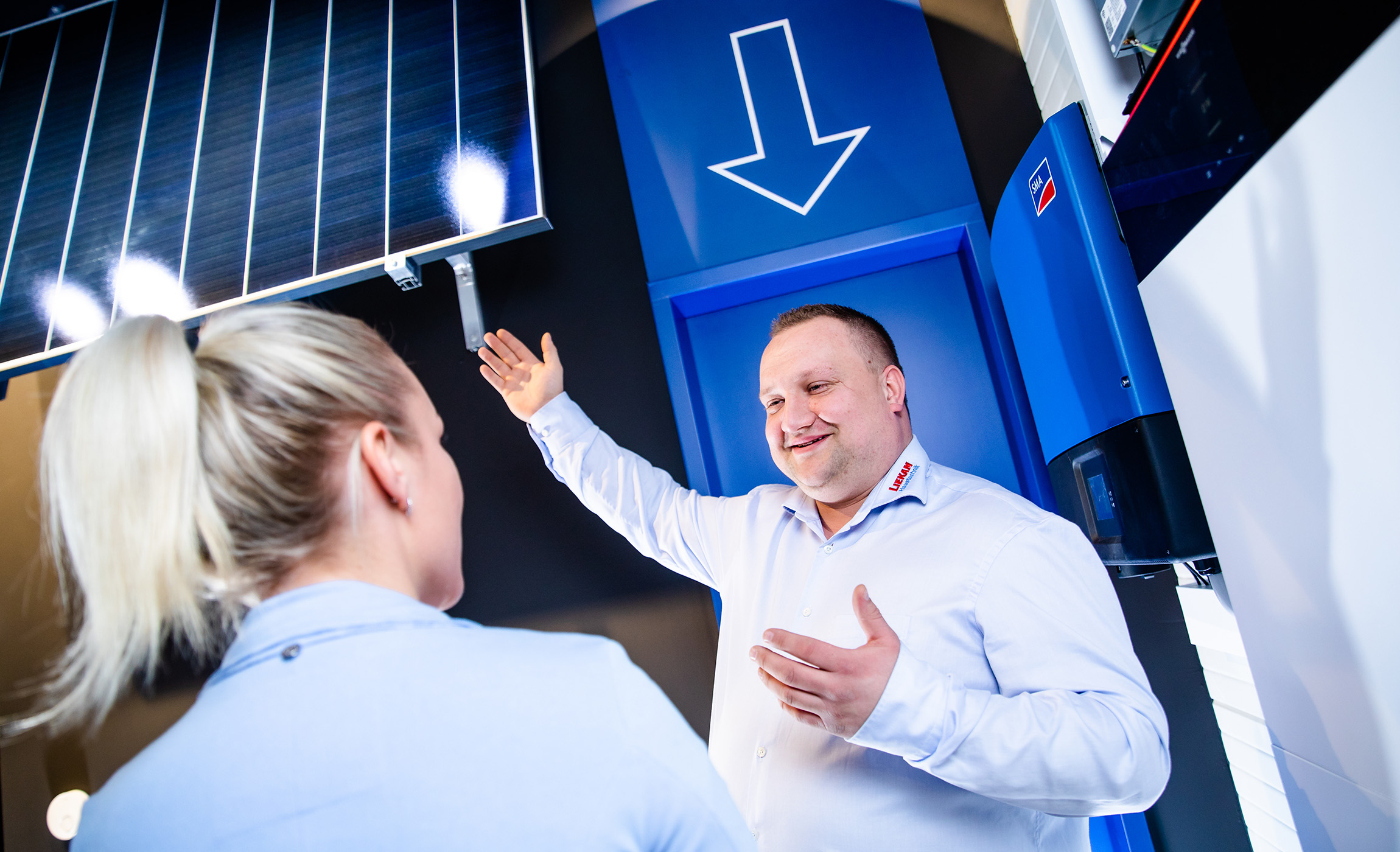 Liekam-Berater erklärt Kundin Photovoltaik-Anlage